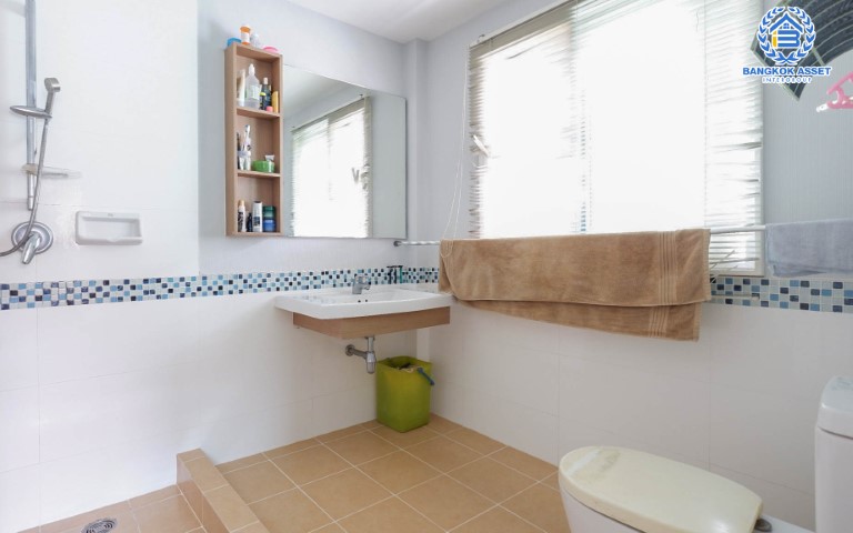 บ้านเดี่ยวมือสองย่านนนทบุรีฯ ม.คาซ่าแกรนด์ รัตนาธิเบศร์-ราชพฤกษ์ เนื้อที่กว้างขวางมากถึง 111 ตร.ว. ฟังก์ชัน 4 ห้องนอน 5 ห้องน้ำ ที่จอดรถ 5 คัน แถมฟรี! เครื่องปรับอากาศ 7 เครื่อง บนทำเลแห่งการเดินทาง ใกล้รถไฟฟ้าสายสีม่วง "สถานีบางรักใหญ่"...